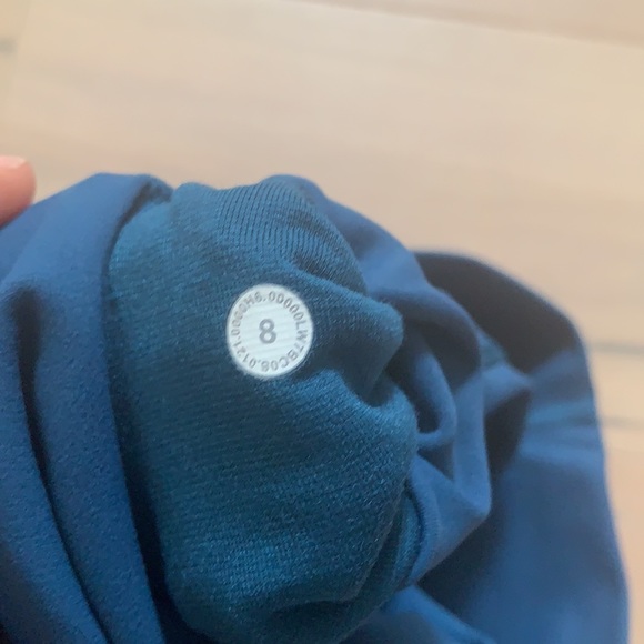 NWT Align Short 8” sz 6 - Picture 5 of 5